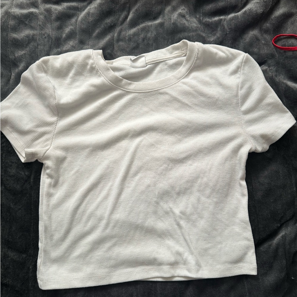 Plain white tshirt (kinda cropped)